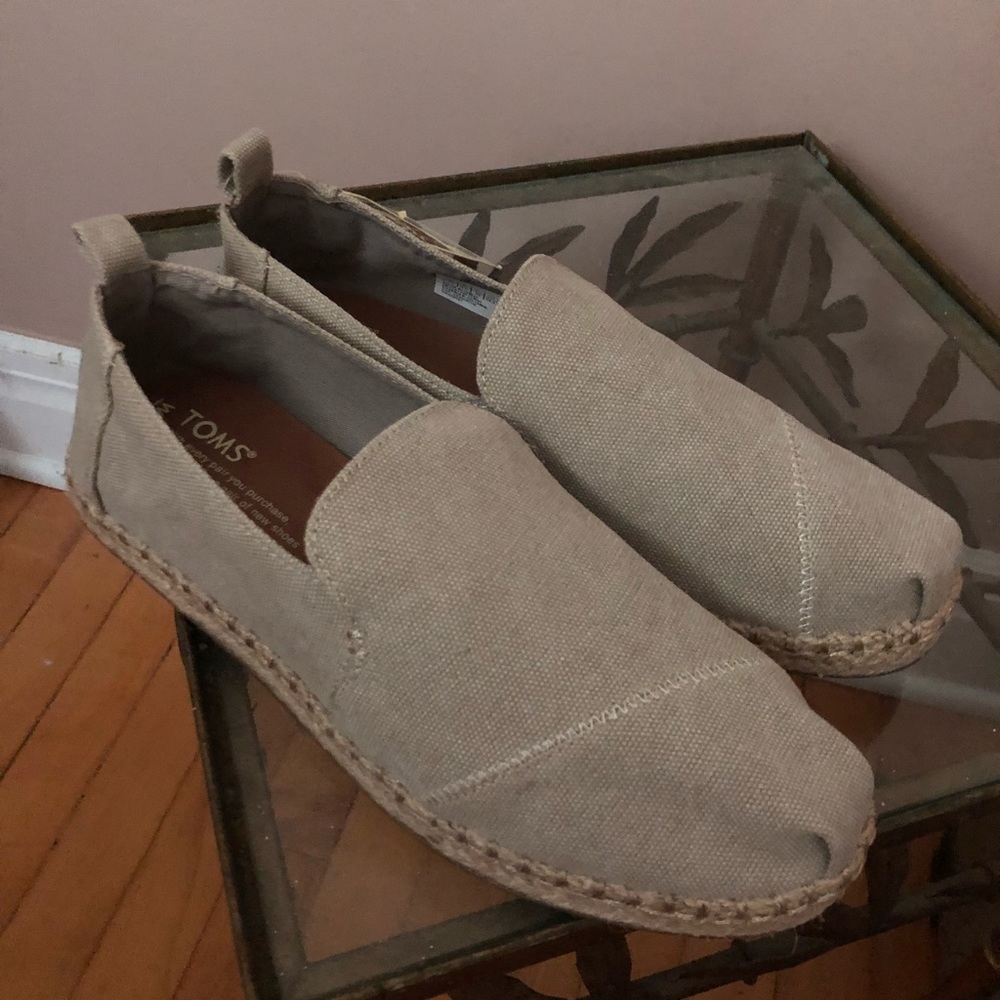 Tom’s Beige espadrilles 7.5W NWT